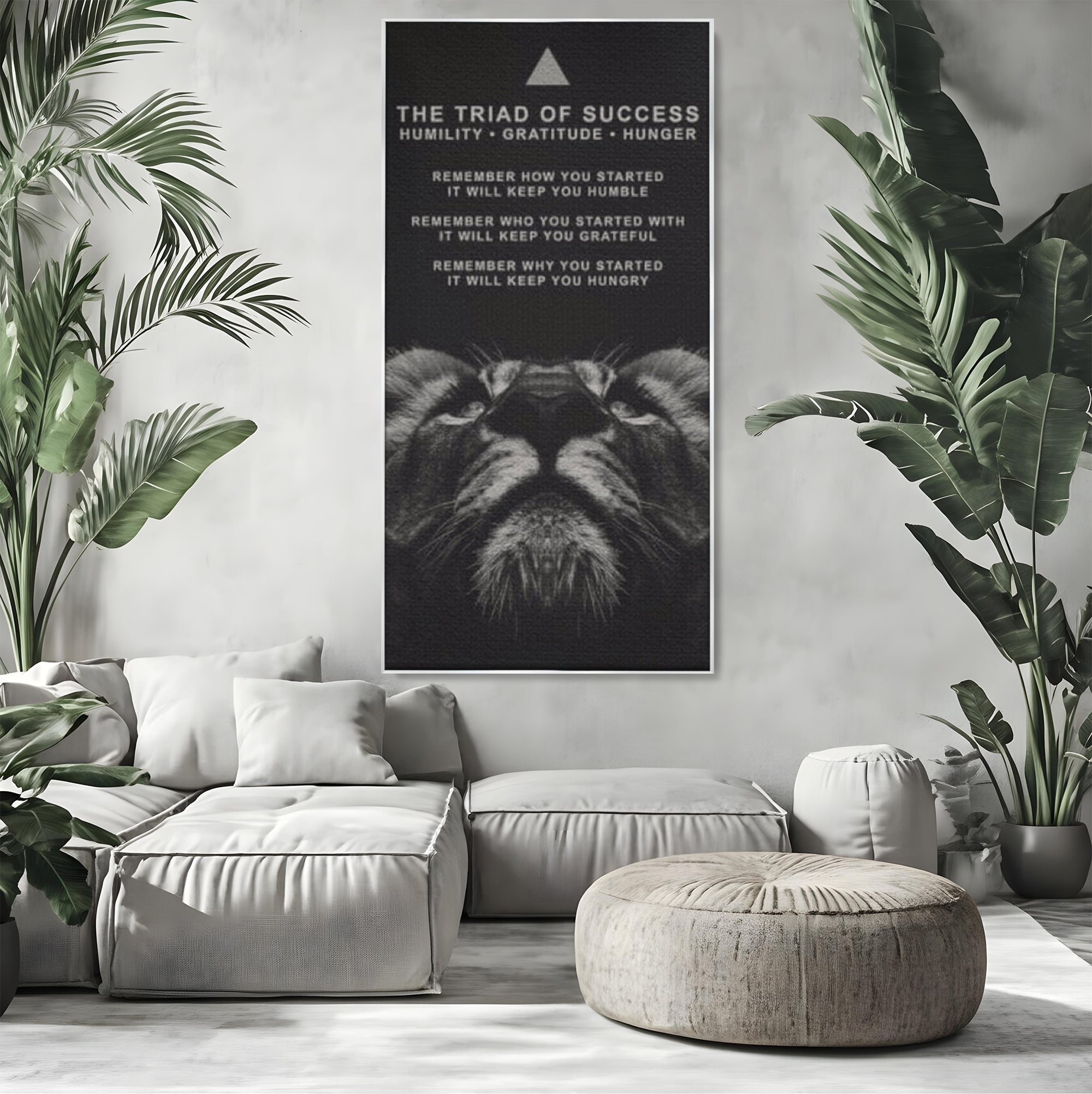 Tablou canvas cu tablou motivational cu cap de leu, in rama de aluminiu argintiu, pe perete intr-un living